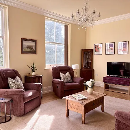 Luxury Racecourse With Parking Apartment York