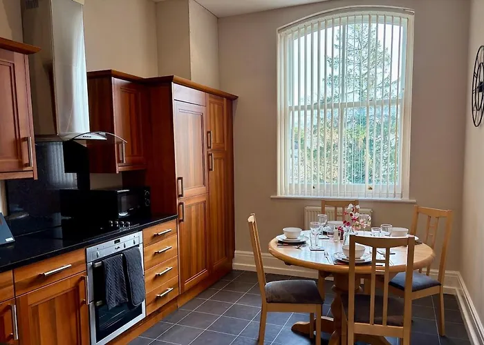 Luxury Racecourse With Parking Apartment